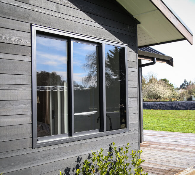 Duco sliding window - in a black finish